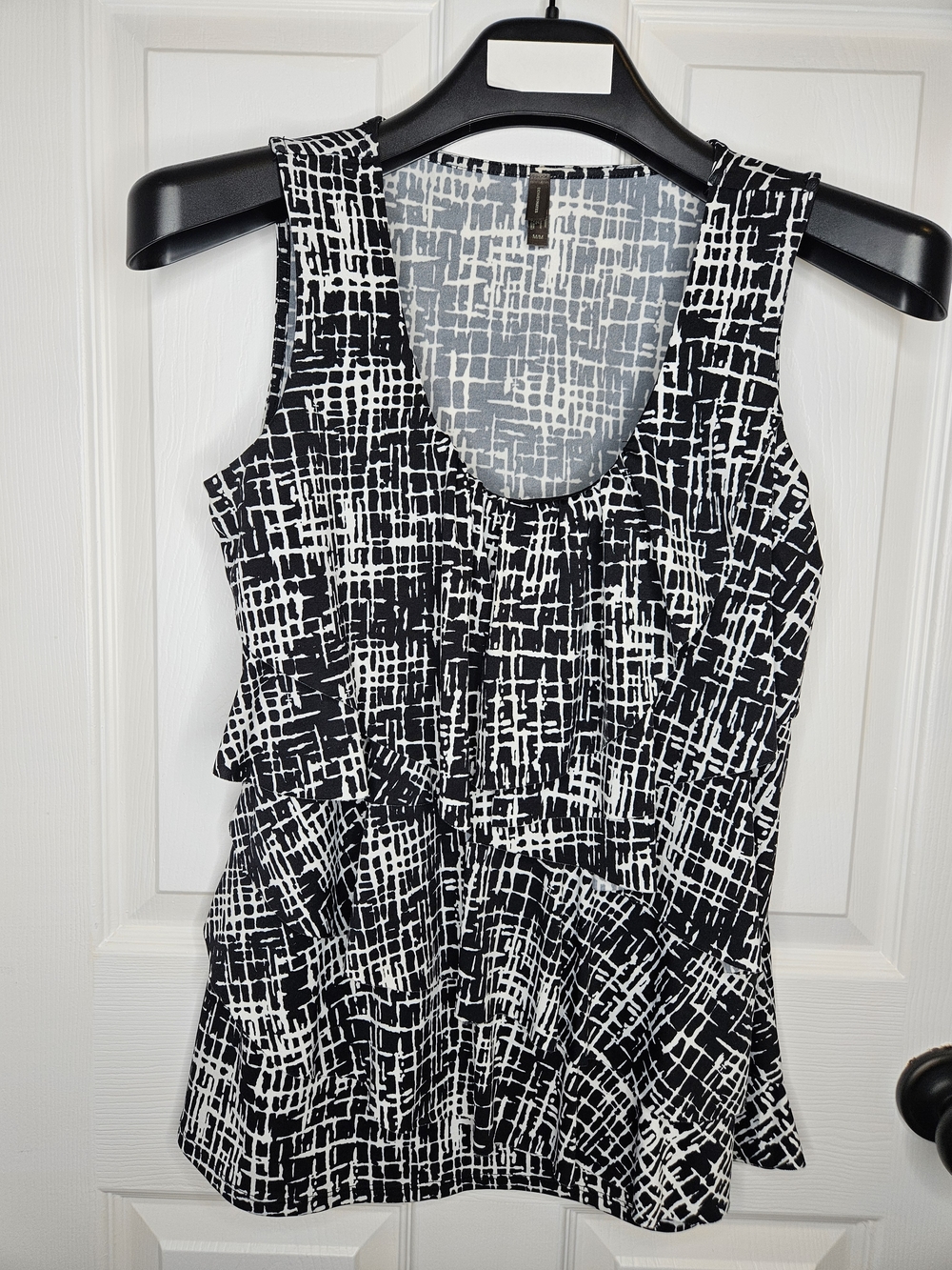 NWOT Denver Hayes Tiered Ruffle Sleeveless Top Black White Abstract Print M